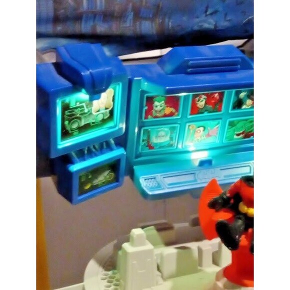 Imaginext DC Super Friends Batman Super Surround Batcave Playset - Picture 7 of 16